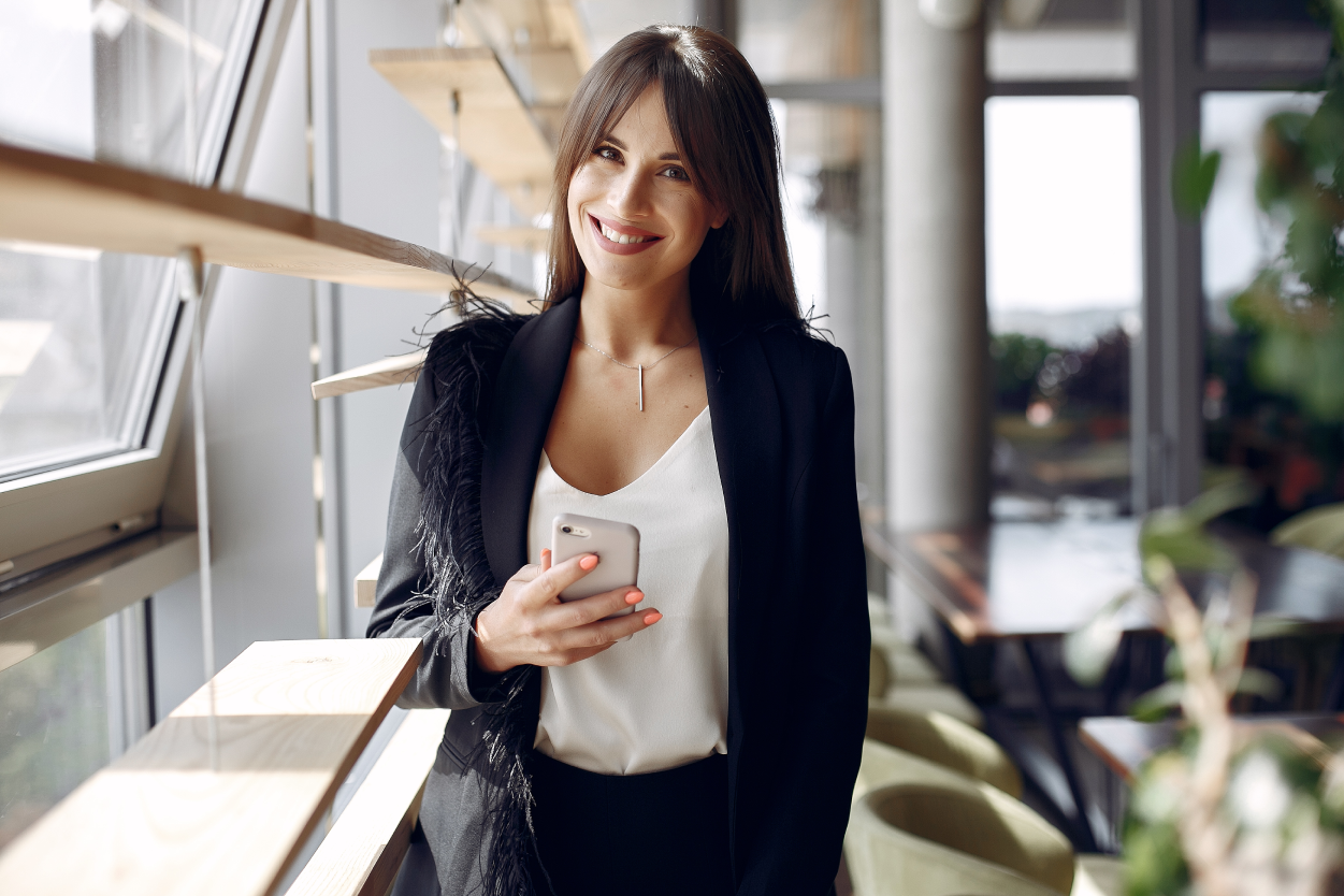 Imagem ilustração para página elegant-businesswoman-working-office-use-phone