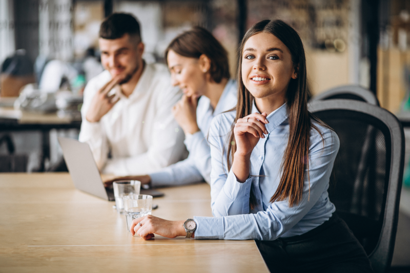 Imagem ilustração para página group-people-working-out-business-plan-office